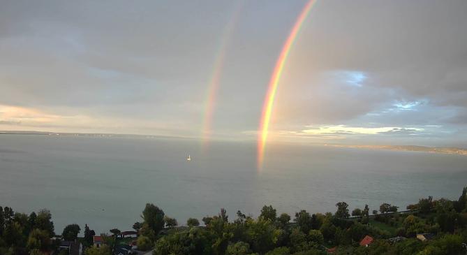 Közel 3/4 órát tündökölt a Balaton feletti szivárvány