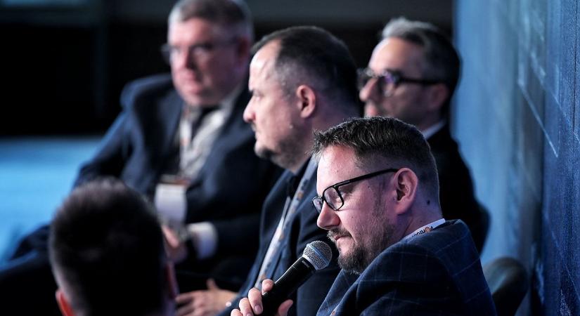 Elbeszélgetés a felcsúti focistákkal, sonkarecept, egy kör kimaradás a különadóból - ezt kérnék a nagyvállalati vezérek Orbán Viktortól