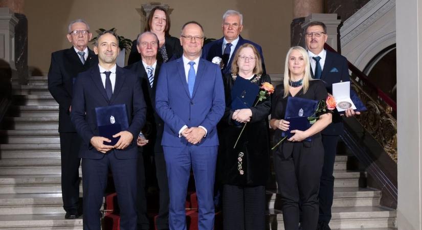 A tatai és a tatabányai hivatal dolgozói kaptak díjat az MTA-ban