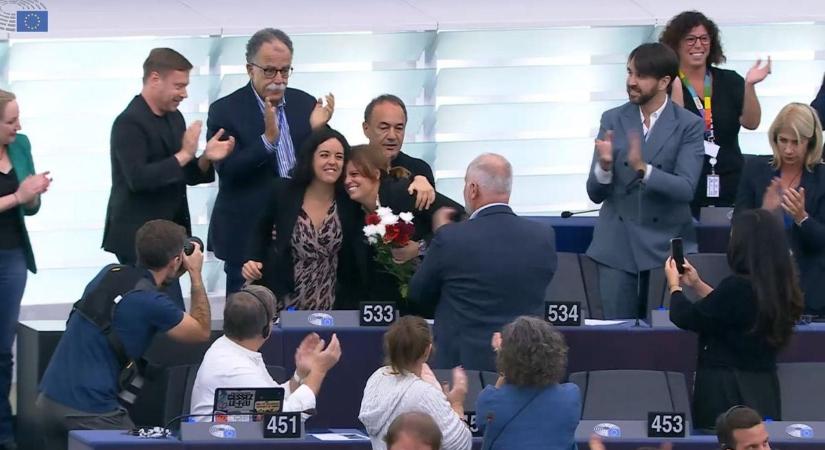 Brüsszel tapsviharral ünnepelte az elítélt antifa politikust – egyetlen szavazaton múlott Ilaria Salis sorsa