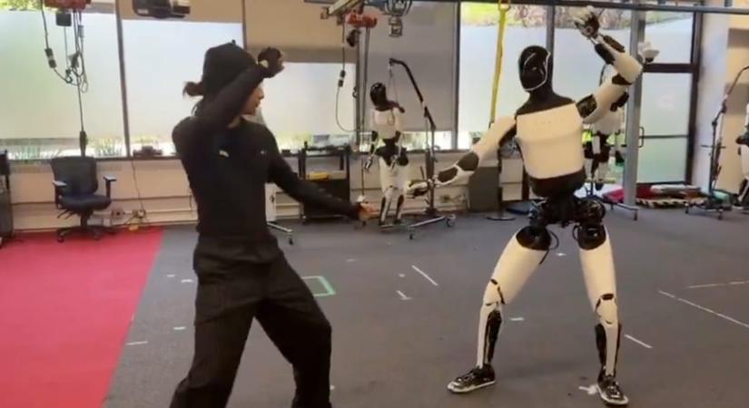 Kungfuzni tanul a Tesla humanoid robotja – videón az Optimus harcmozdulatai