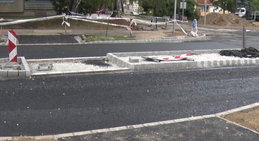 Már aszfaltozzák a körforgalmat