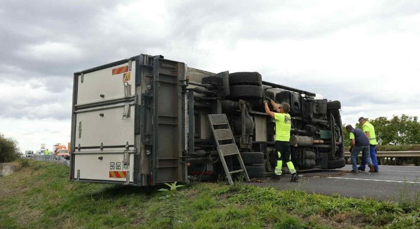 Teljes a káosz az M3-ason! Oldalára borult kamion bénítja a forgalmat (fotók)