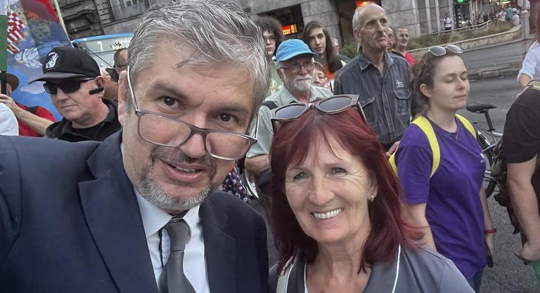 Megszólalt a nyugdíjas nő, akinél pár hónapja fegyveres rendőrök tartottak házkutatást egy poszt miatt