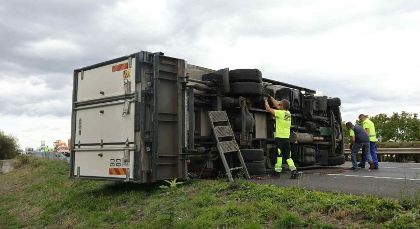 Fotókon az M3-ason oldalára borult kamion