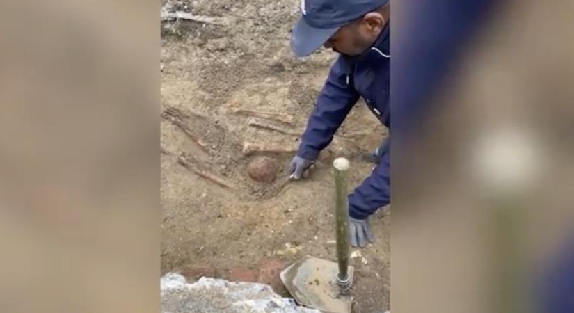 Börtönön lépkedtek a piacra járók, és nem is tudtak róla