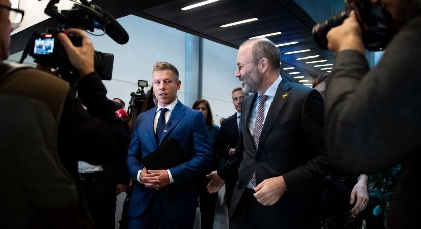 Menczer Tamás szerint Weber kezében marad Magyar Péter nyakörvének a póráza