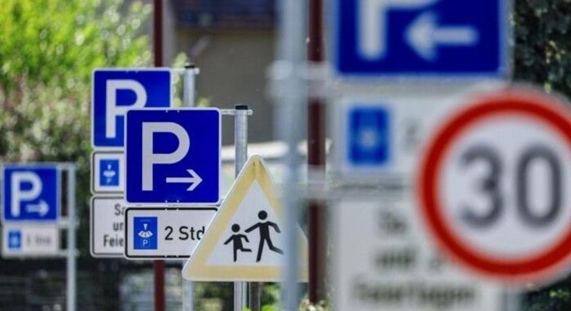Kézműves debreceni táblán ámul az ország, ilyen a KRESZ-ben, de még az álmaidban sincs – fotóval