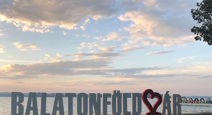 A Balatonnál is pénzt kérnek a betelepülőktől