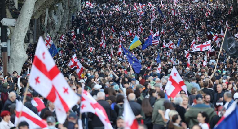 Lángokban az ország, amelynek két elnöke van, de valójában egy simlis üzletember irányítja a vidéki villájából