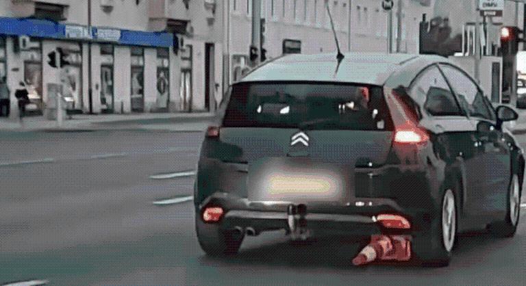 Visszatért a táblákat kidöntő autós: ezúttal egy bóját vitt el