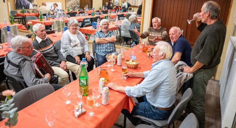 Csendesen kezdődött, majd előkerült a harmonika és nótaszóval zárult az ünnepség a zalai községben (galéria)