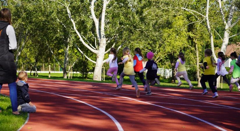 Átadták a felújított hajdúszoboszlói sportközpontot