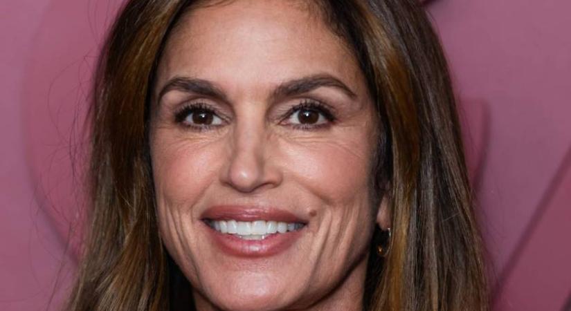 Az 59 éves Cindy Crawford minishortban: olyan a bőre, mint egy 20 évesé