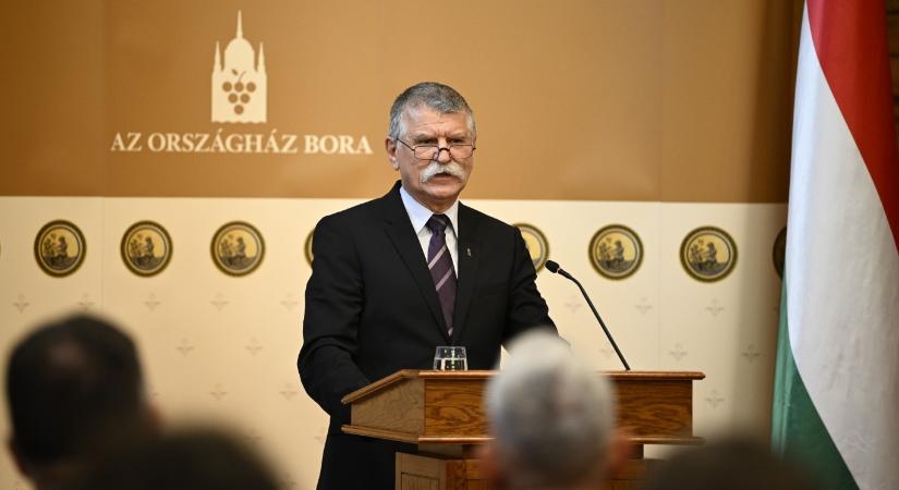 Kövér László a munkahelyén: Borunkat és demokráciánkat napjainkban egzisztenciálisnak nevezhető veszélyek fenyegetik