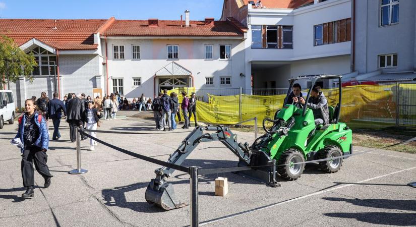 Hatvan szakma várja a fiatalokat Szolnokon, még az űrkutatásba is bepillanthatnak a pályaválasztás ünnepén