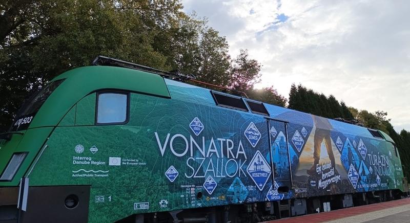 Elkészült a „KÉKTÚRA mozdony” és a „KÉKTÚRA motorvonat” – matricázott járműveket mutatott be a GYSEV Kőszegen