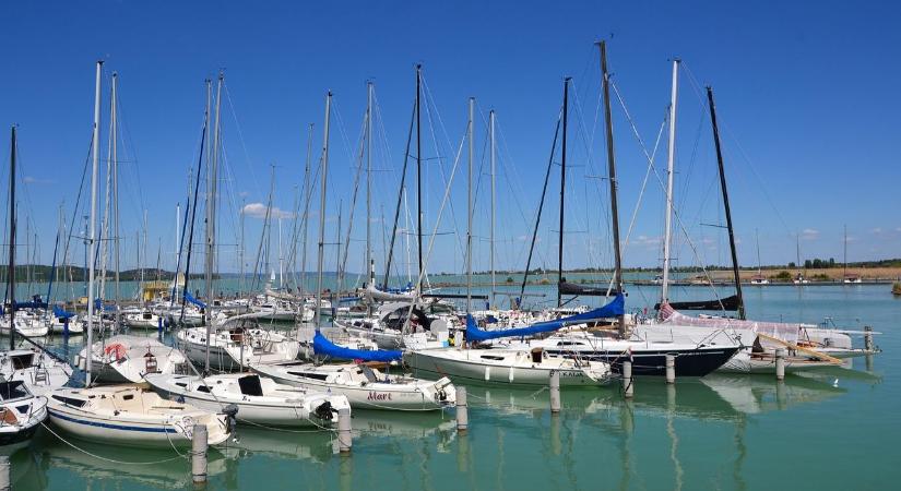 Több millió forintot kér ez a Balaton-parti város, ha odaköltöznél