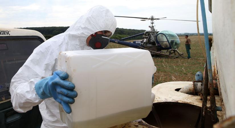 Óvatosan a Balatonnál – helikopterről permetezik a szőlőt