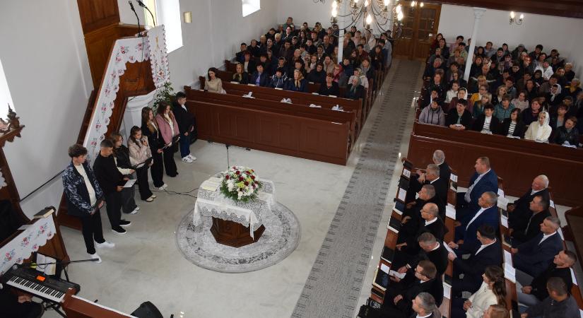 Hálaadó istentisztelet a megújult izsnyétei református templomban