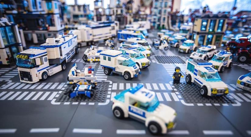 Ha nindzsás, kutyaszépségszalon vagy dzsungelrobot-lego az álma, most figyeljen! Több száz doboz legót árvereznek el