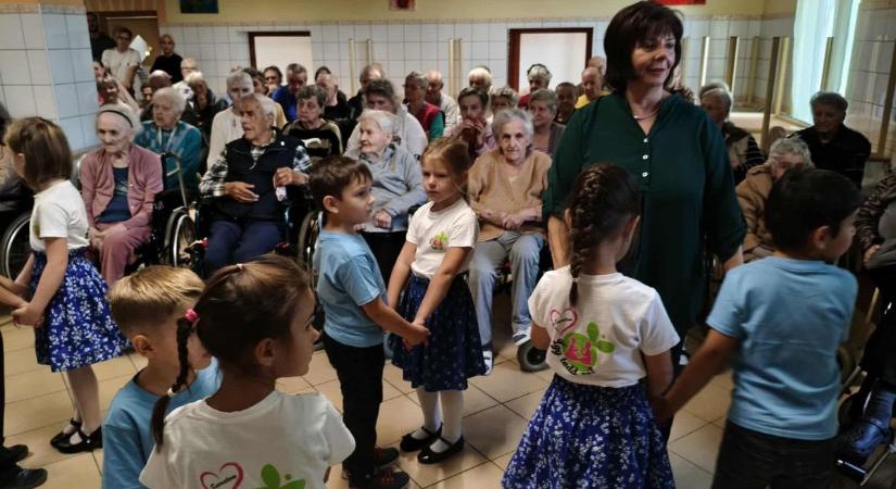 Néptáncos óvodások köszöntötték az időseket