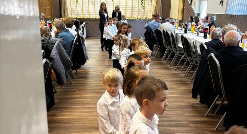 Zenével, műsorral és finom ebéddel ünnepelték az Idősek napját