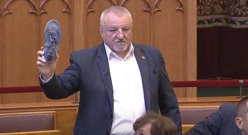 Tombolt Orbán embere: Lyukas cipőt vittek a Parlamentbe a Fideszeseknek