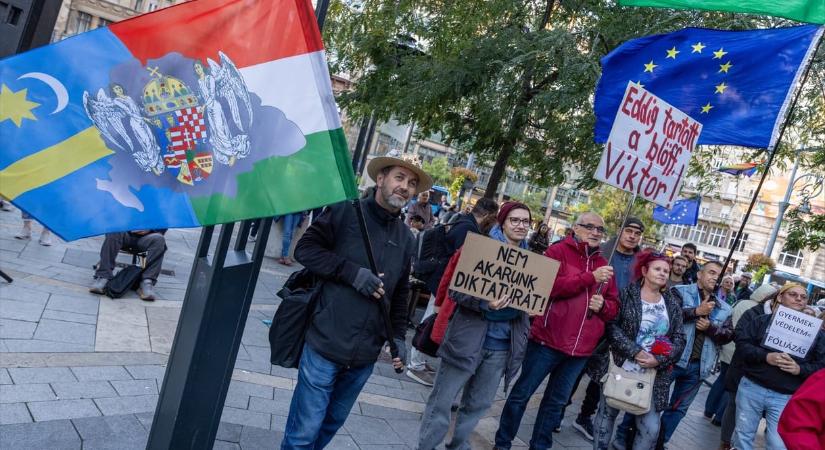 A ferencesek harangozása után Hadházy Ákos néhány méterrel odébb szervezett tüntetést