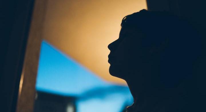 „9 éves voltam, amikor az egyik nevelő felakaszott a fogasra, és ott hagyott” – 23 ezer gyerek nő fel család nélkül