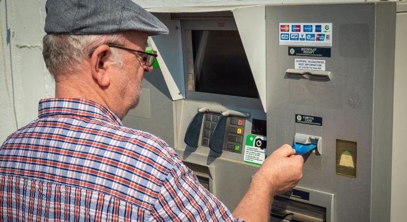 Végre! Januártól ingyenes készpénzfelvétel és új banki kedvezmények jönnek
