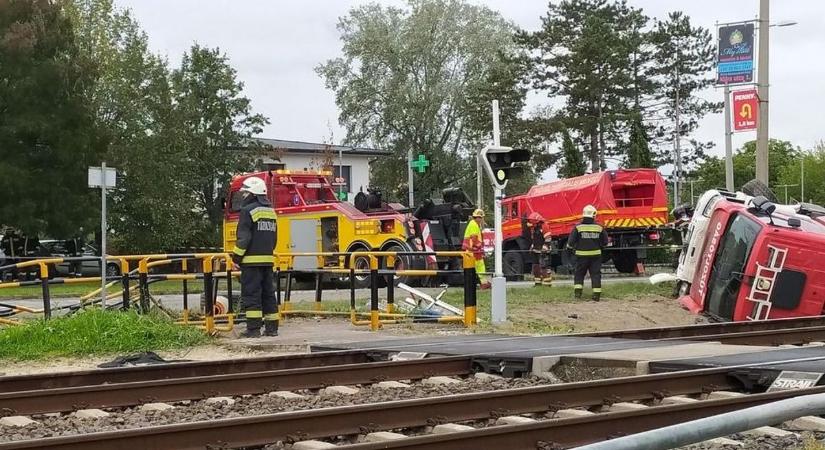 Hat autó ütközött, tűzoltóautó borult, mentőhelikopter érkezett – Brutális balesetek a Dunántúlon (fotókkal)
