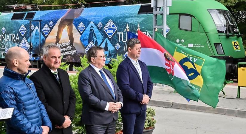 Kéktúra-mozdonyt és motorvonatot avattak Kőszegen - fotók