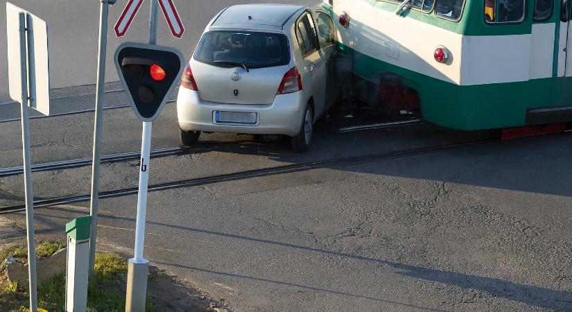 Durva videóval figyelmeztet a rendőrség: a piros a vasúti átjáróban is tilos