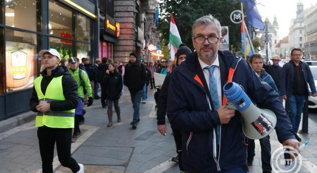 LELEPLEZÉS! Fizetett aktivista Hadházy: Nem korrupcióellenes hős, csak politikai eszköz!