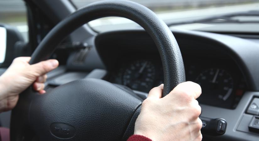 Tetézve a bajt tépett Téten a drogos autóvezető, rendszám és jogosítvány nélkül