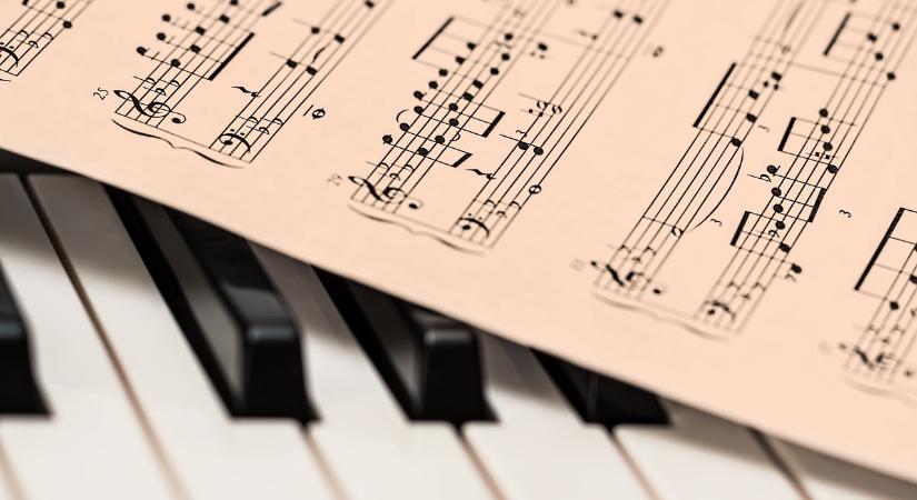 Bartóktól a beathullámig, a bakelittől az AI-ig: zenei időutazás egy kötetben