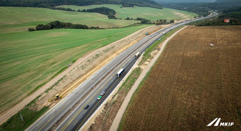 Már a töltéseken dolgoznak az M1-es sztráda bővítésén - FOTÓK