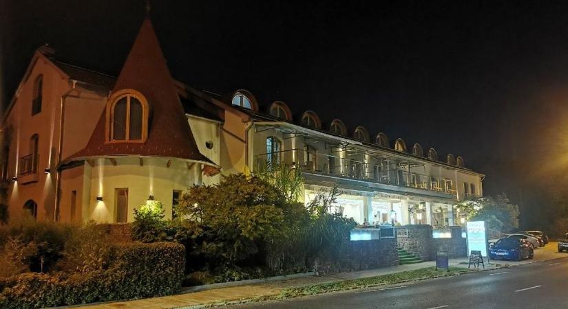 Hihetetlen összegért árulják ezt a Balaton-parti szállodát ( galéria)
