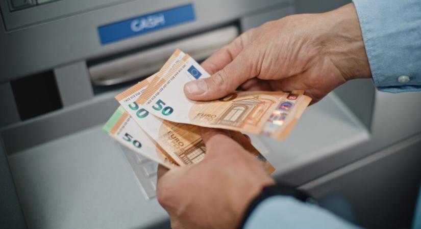393 forint alatt az euró, 338 felett a dollár szerda reggel
