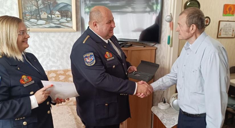Egy élet a közösségért – így köszöntötték otthonában Czura István polgárőrt (fotók, videó)