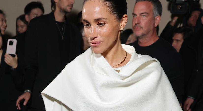 Újabb kellemetlen baki! Meghan Markle csúnya helyzetbe keveredett a párizsi divathéten