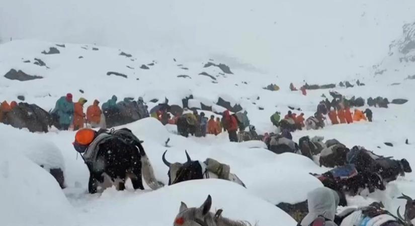 Sikerült kimenteni több száz túrázót és hegyi vezetőt a Mount Everest keleti oldaláról