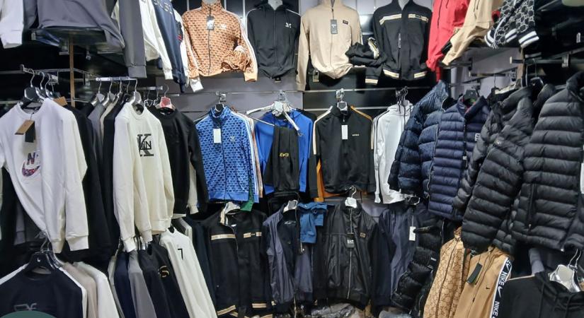 Egy vészcsengőt megnyomva próbáltak menekülni a Golgota úti piac árusai a pénzügyőrök elől