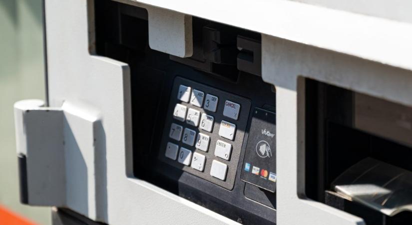 Szorgalmasan telepítik a bankok az új ATM-eket, kilőtt a bankautomaták száma