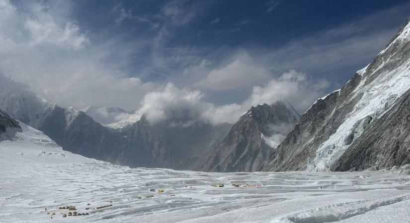 Hó fogságából szabadították ki a Mount Everest keleti oldalán rekedt túrázókat (videó)