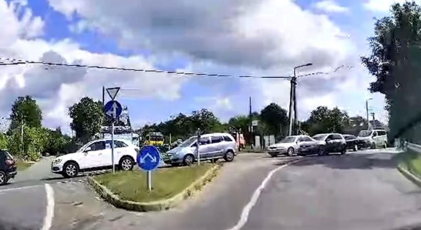 Autó előzhet álló kocsisort? Pécsen ilyen is van (VIDEÓ)