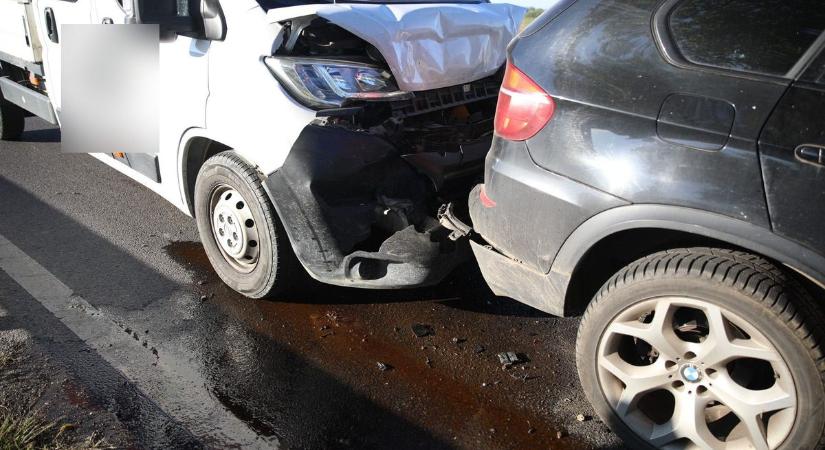 Kisteherautó és személyautó ütközött a 47-es úton, sérült is van! - fotókkal