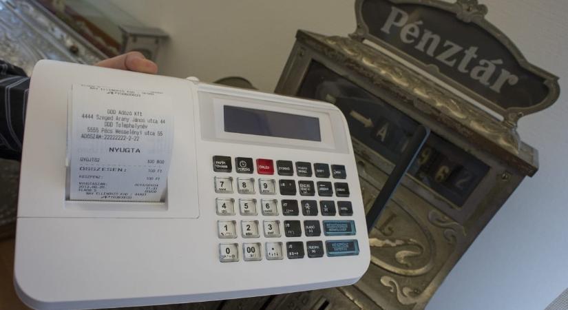 Kiderült, hogyan figyelmeztetik egymást az árusok, ha razziáznak a NAV-osok