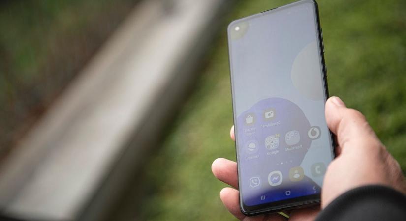 Változtat a bank: ezekről a telefonokról nem fogsz tudni utalni!